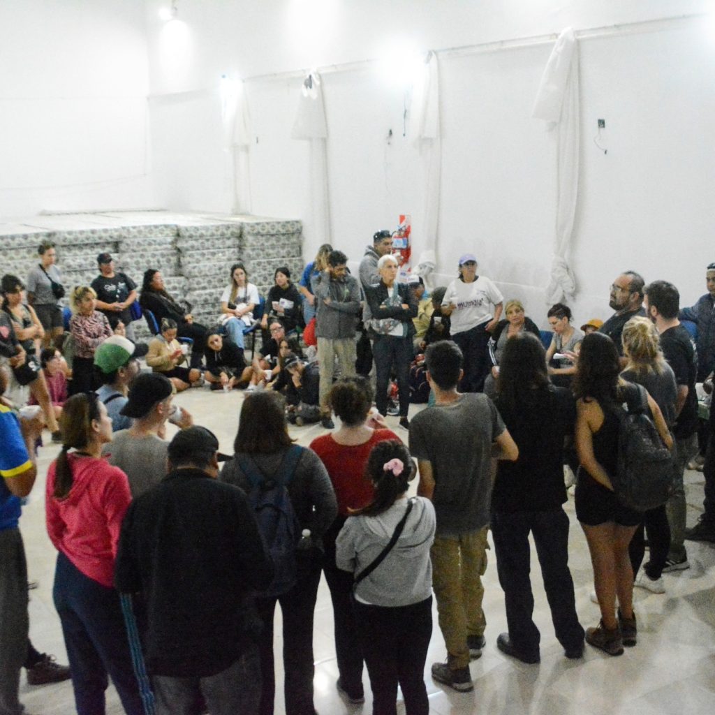 Brigadistas en Bahia Blanca en una reunión de coordinación antes de comenzar las activdiades.